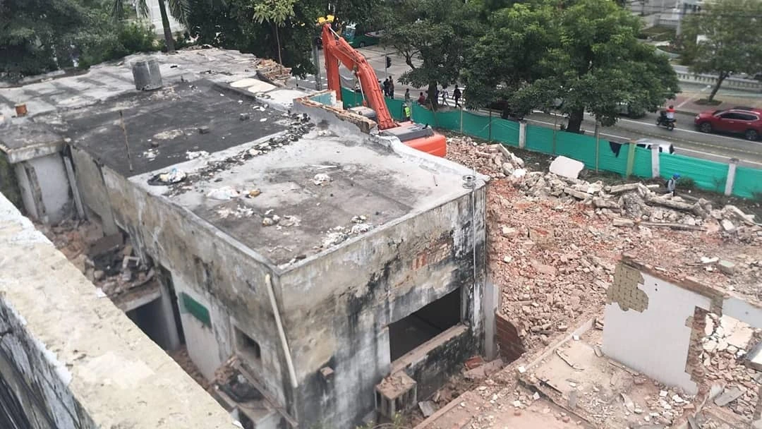 Edificación parcialmente demolida y excavadora en Prado 55, imagen publicada por GSI